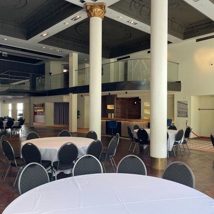 Veranstaltungsraum unten mit Bestuhlung