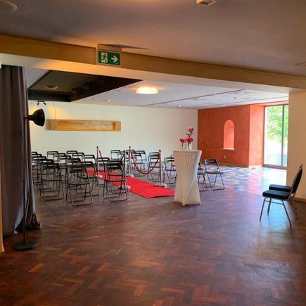 Veranstaltungsraum oben mit Bestuhlung