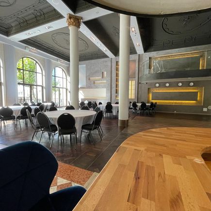 Veranstaltungsraum oben mit Bestuhlung