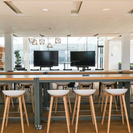 INClab Workspace mit Tischen