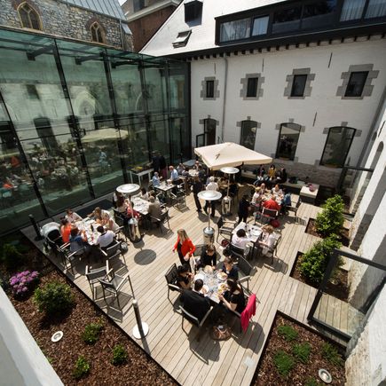 Kloster Heidberg Innenhof belebt 1.jpg