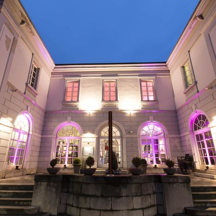 Vue extérieure de l&#39;ancien hôtel de ville de Kerres illuminée la nuit.jpg