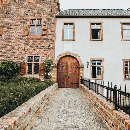 Kerres Burg Bubenheim Außenansicht Eingang.JPG