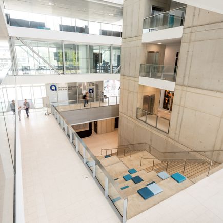 Sitzstufen + Foyer.jpg