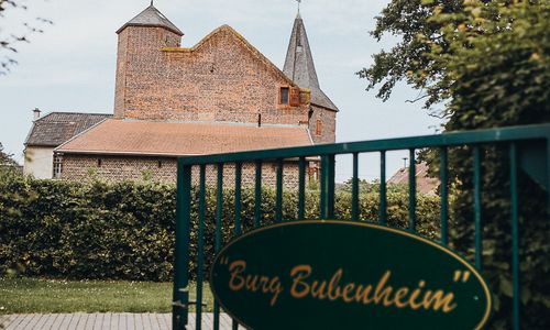 Kerres Burg Bubenheim Außen Schild Tor.JPG