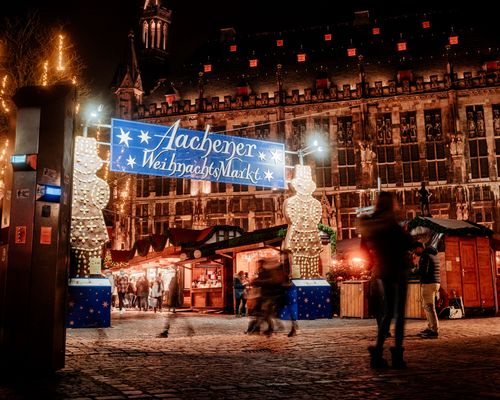 Aachener Weihnachtsmarkt bei Nacht mit Schild