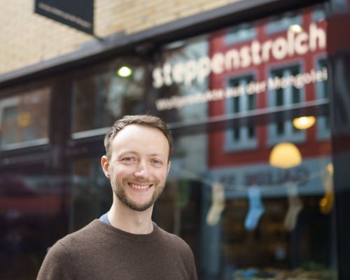 steppenstrolch 5 Malte vorm Ladenlokal