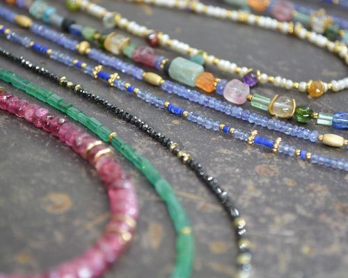 Goldschmiede Albath_Edelsteinketten.jpg