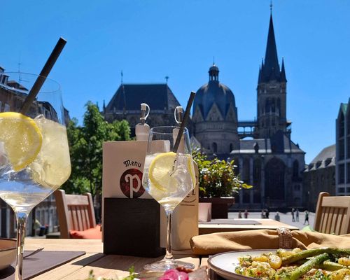 Postwagen Zum Ratskeller Terrasse mit Cocktails Blick auf Dom.jpg