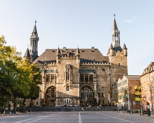 Aachener Rathaus Katschhof.jpg
