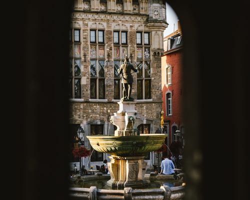 Karlsbrunnen Aachen von Rathaustreppen