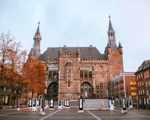 Stadhuis met hof in de herfst