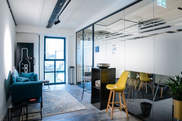 Raum Neon 1