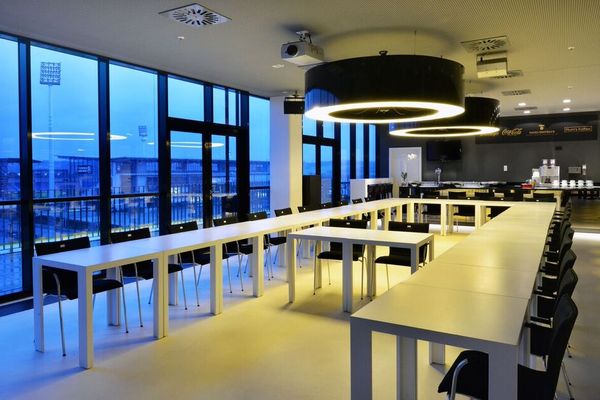 Sky Lounge 1_U-Form (1).jpg